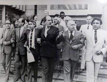 Na foto, Sigmaringa está à direita do então presidente Maurício Correa (ao centro), defendendo a Seccional da interdição, por militares, em 1983.