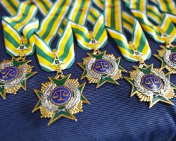 Medalha Mérito: advogada-geral da OAB/DF recebe homenagem da PGDF