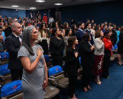 OAB/DF celebra novas advogadas e advogados em cerimônias de entrega de carteiras