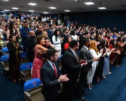 Novos advogados recebem carteira da Ordem em cerimônia na OAB/DF