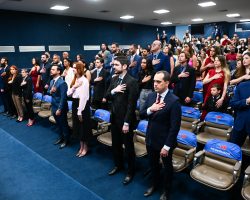 OAB/DF celebra a renovação da advocacia com a entrega de 46 novas carteiras