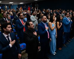 “Coragem, ética e compromisso com a Justiça” permeiam discursos em mais uma emocionante entrega de carteiras da OAB/DF
