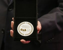Presidente da OAB/DF recebe medalha comemorativa pelos 95 anos da Ordem dos Advogados do Brasil