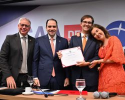 Ministra Daniela Teixeira entrega carteira de advogado ao filho e é homenageada em cerimônia na OAB/DF