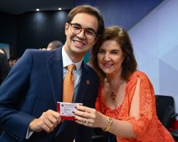 Em cerimônia na OAB/DF, ministra Daniela Teixeira entrega carteira da Ordem ao filho”, noticia Migalhas