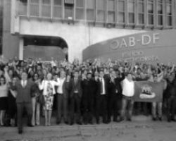 Cerimônia de entrega de carteiras na OAB/DF relembra defesa da democracia e papel da advocacia