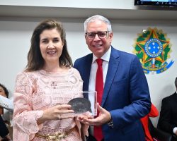 OAB/DF recebe membros do Conselho Federal em sessão que homenageia ministra Daniela Teixeira