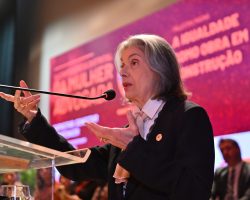 Ministra Cármen Lúcia critica apagamento histórico das mulheres e cobra um processo ativo de “igualação” com os homens