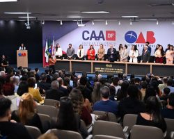 OAB/DF entrega a carteira profissional a 44 novos advogados e advogadas