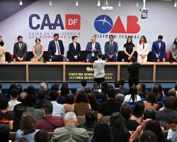 OAB/DF entrega mais 48 carteiras a uma nova turma de advogados e advogadas